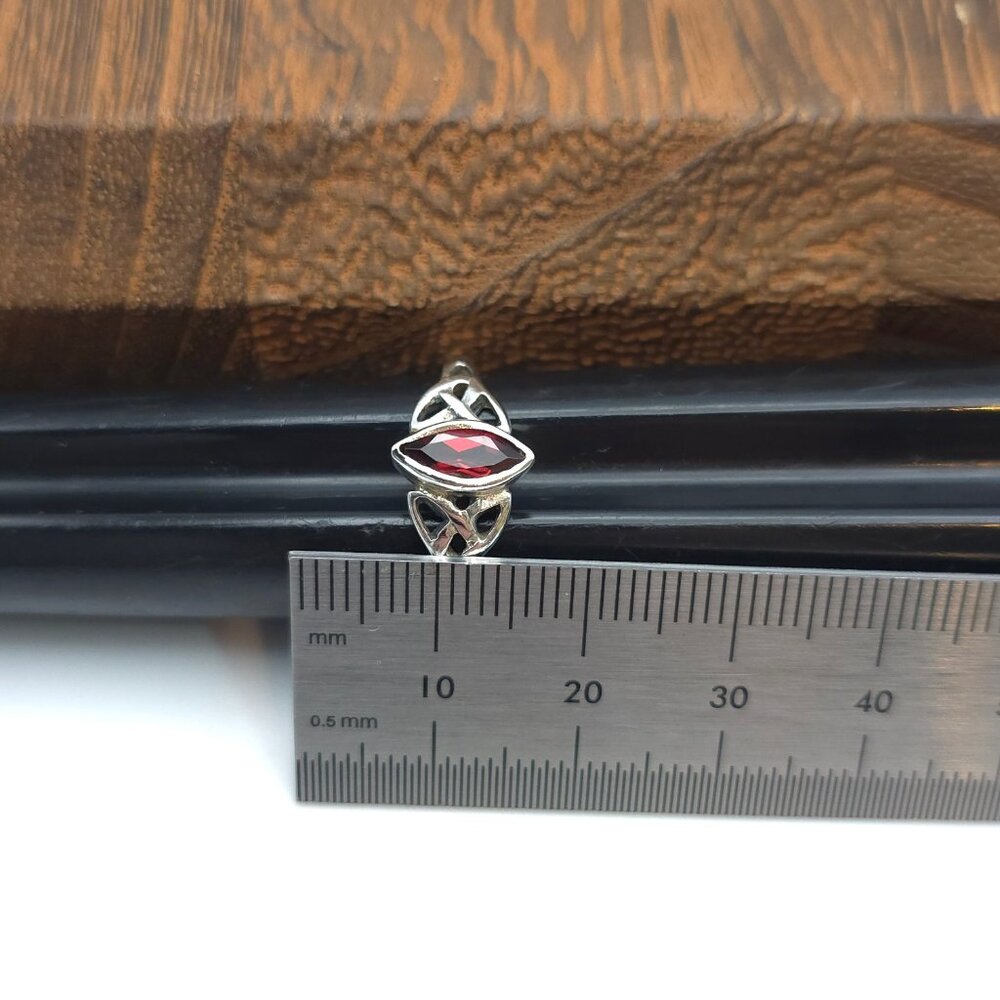 Size 8 925 Sterling Silver Simple Red Glass Celtic Ring - Picture 6 of 7